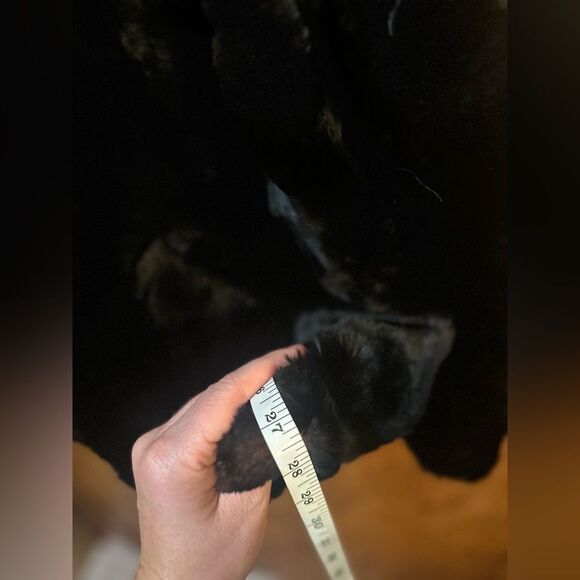 Elegant Black Fur Coat - Picture 5 of 9